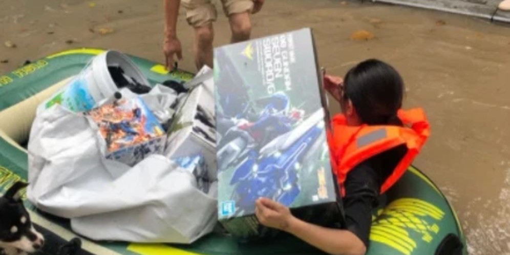 Istri Terjang Banjir Selamatkan Koleksi Gundam, Suami Berucap Sumpah Ini