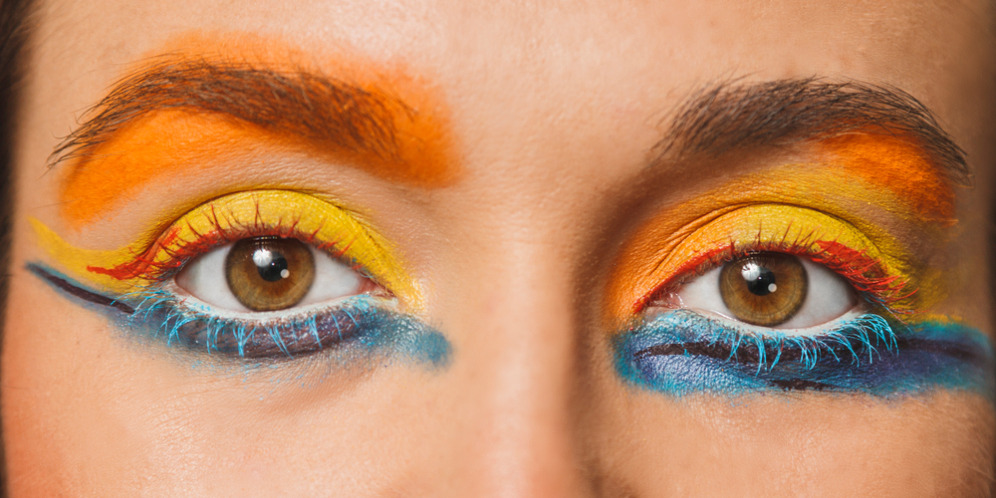 5 Langkah Membuat Gaya Makeup Mata Stacked Neon Eyeliner