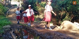 Kisah Siswa di NTT Rela Berjalan Kaki 4 Km demi Bersekolah
