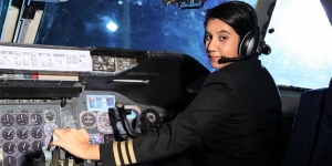 Ayesha Aziz, Pilot Cantik yang Sudah Terbangkan Pesawat Sejak Usia 16 Tahun