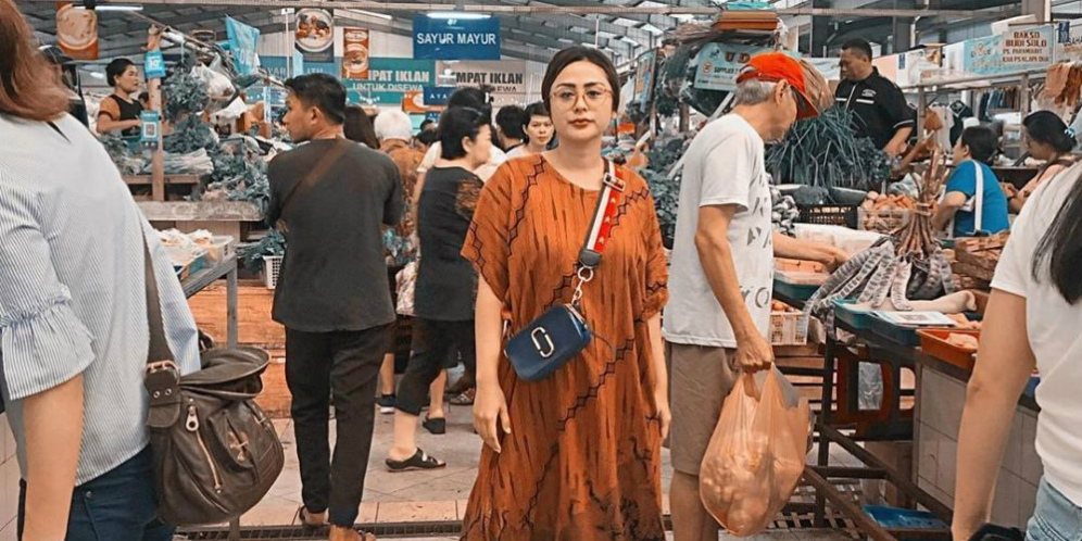 OOTD Seleb Ke Pasar Tradisional, Ada yang Pakai Daster Tipis!