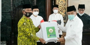 Jusuf Kalla Serahkan 3.900 Alat untuk Disinfektan Masjid