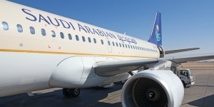 Saudi Mulai Buka Penerbangan Internasional, Umroh Dibuka Bertahap
