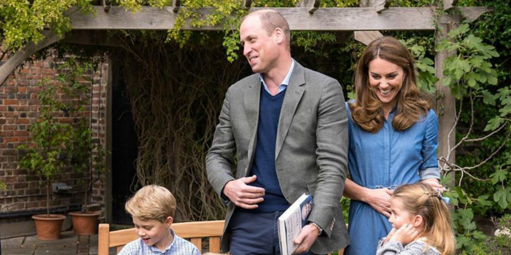 Pangeran William Unggah Foto Terbaru Keluarganya di Taman Rumah