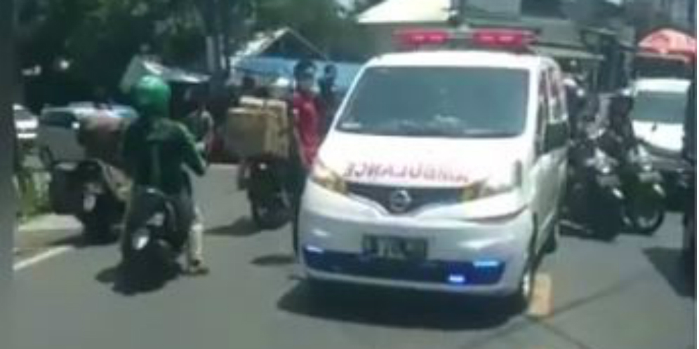 Viral, Ambulans Bawa Pasien Dihalangi dan Ditabrak Oknum PNS Bogor
