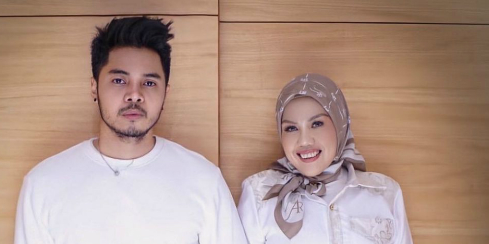 Unggah Potret Pacar Berondong Tanpa Baju, Elly Sugigi Pamer Foto Tanpa Hijab