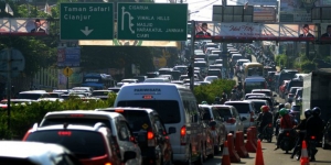 Macet Libur Panjang, Polisi Berlakukan One Way Jalur Puncak Bogor