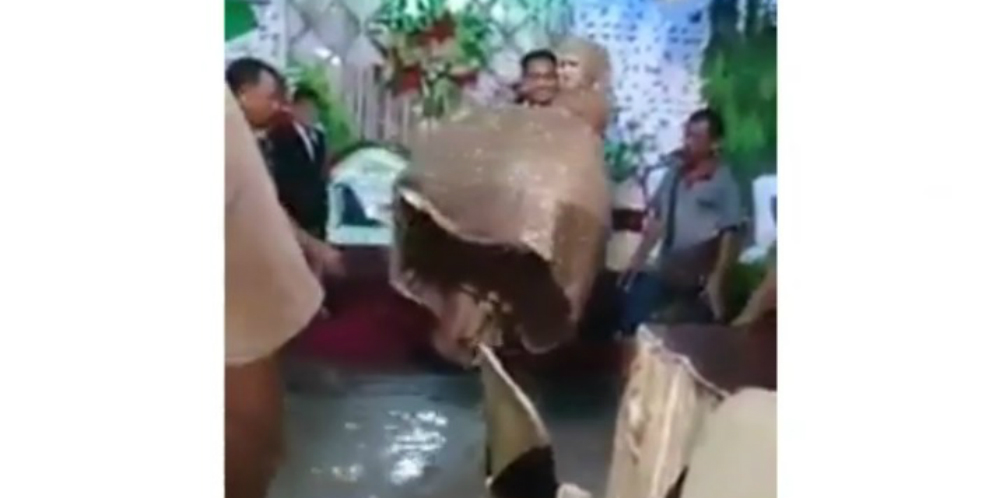 Video Viral Senyum Pengantin Gendong Mempelai Wanita Meski Pelaminan Kebanjiran