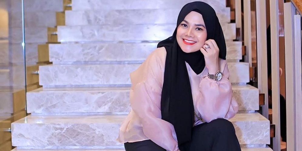 Biasa Pakai Makeup Tebal, Ini 6 Potret Sarita Abdul Mukti dengan Riasan Natural