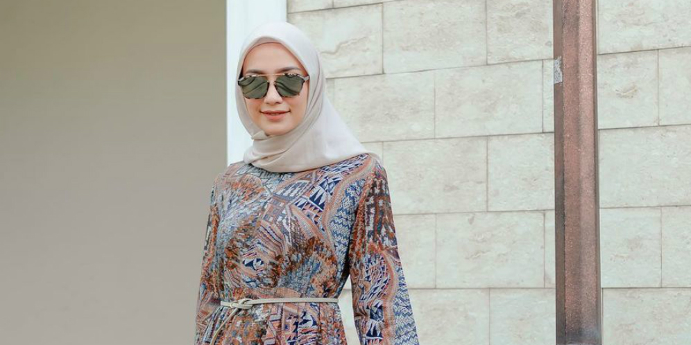 Trik Padukan Belt dengan Hijab Outfit ala Selebgram Mega Iskanti