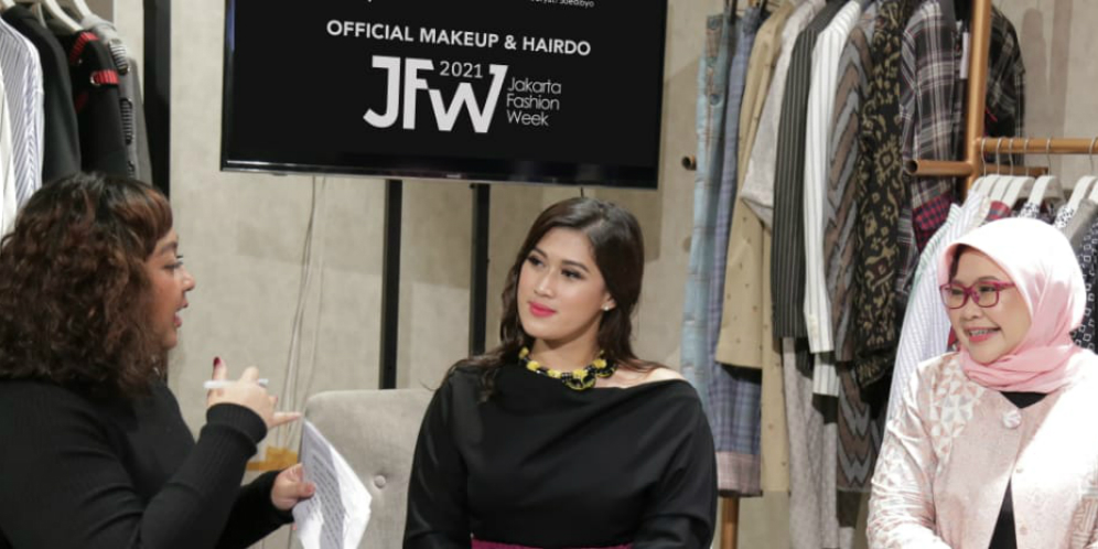 Mustika Ratu Usung 'Gorgeous in Glow Out' di JFW 2021