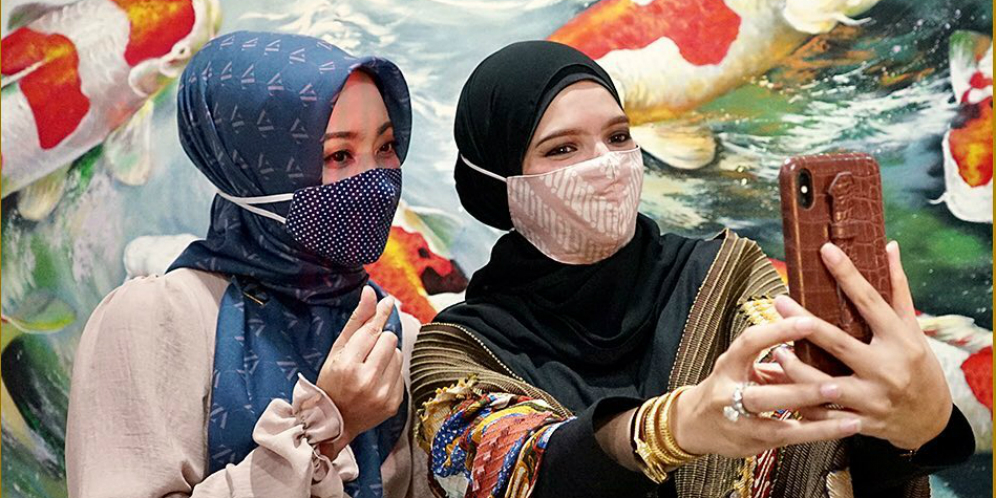 Gandeng Istri Ridwan Kamil, Vivi Zubedi Bagikan 1000 Masker Batik Sunda