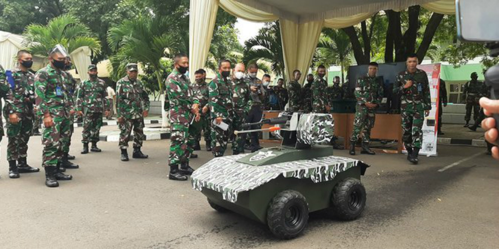 Bangga! Mahasiswa TNI AD Bikin Robot Tempur CIA
