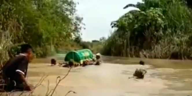 Warga Seberangkan Keranda Lewati Sungai Berarus