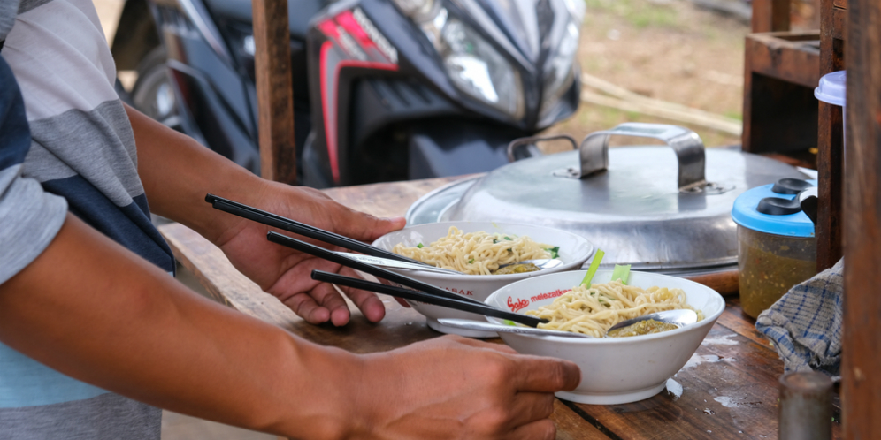 Miris! Pengendara Mobil Tendang Tukang Bakso Gegara Ditagih Rp20 Ribu