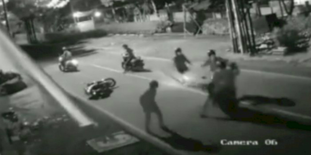 Rekaman CCTV Aksi Bengis Begal di Bekasi, Rampas Motor Tewaskan Korban