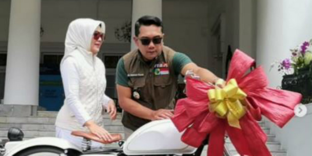 Plesetkan Kata Bijak Viral Roy Marten, Ridwan Kamil Beri Istri Hadiah Motor
