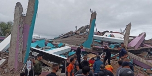 Bayi dan Perawat Terjebak Reruntuhan RS Akibat Gempa M 6,2 Mamuju