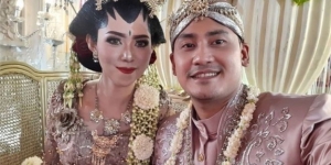 Pilu, Tatapan Terakhir Istri di Atas Pusara Pramugara Sriwijaya Air SJ-182
