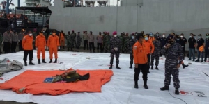 Pilu! Gaun Pengantin Milik Penumpang Sriwijaya Air SJ-182 Diangkat dari Laut