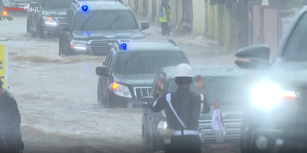 Detik-detik Mobil Jokowi Terobos Banjir di Kalsel