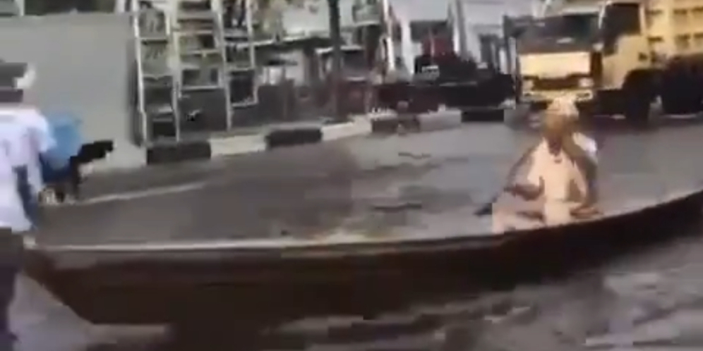 Lewat di Jalan Raya yang Banjir, Kendaraan Kakek Banjarmasin Ini Disorot