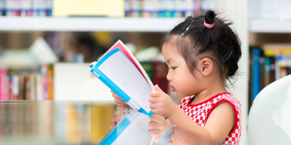 Ada 4 Tahapan Penting Saat Anak Belajar Membaca