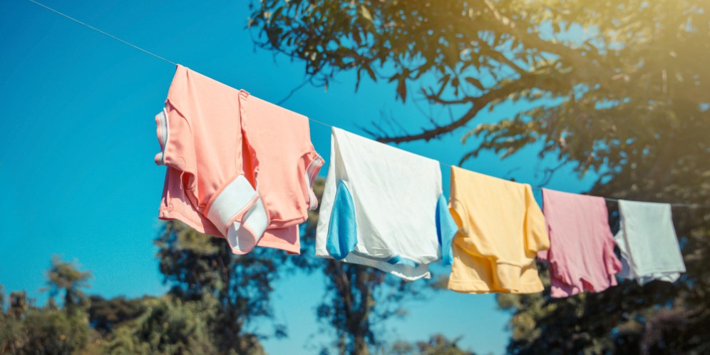 Apakah Perlu Mencuci Pakaian yang Terkena Hujan?