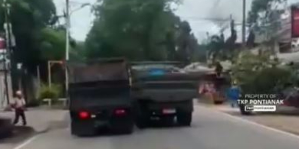 Truk TNI Pepet Sopir Truk Ugal-ugalan di Jalan, Mirip di Film-Film