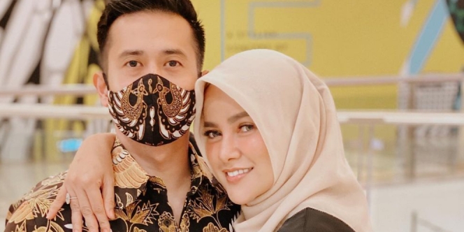 Rumah Tangga Diisukan Retak, Suami Posting Foto Olla Ramlan Tanpa Hijab