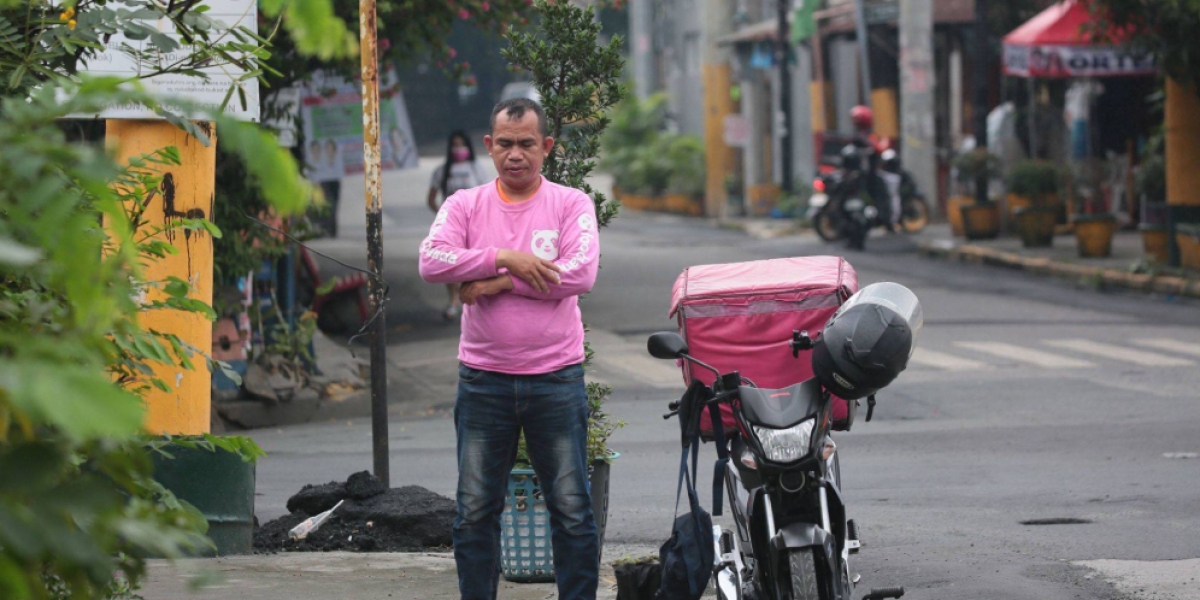 Sholat Di Trotoar Driver Ojol Ini Bikin Netizen Takjub 