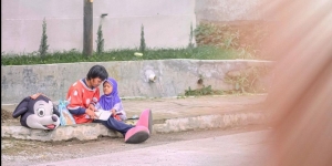Kisah Haru di Balik Foto Badut Jalanan Ajari Gadis Cilik Berjilbab Biru