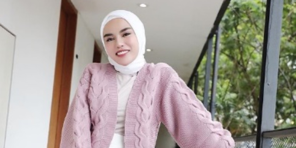 Inspirasi Outfit Cable Cardigan untuk Musim Hujan