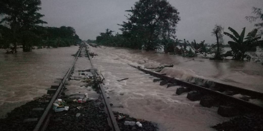 Jalur Kedunggedeh-Lemahabang Terendam Banjir, Perjalanan Kereta Terganggu