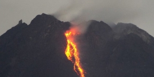Gunung Merapi Luncurkan Lava Pijar Sejauh 800 Meter