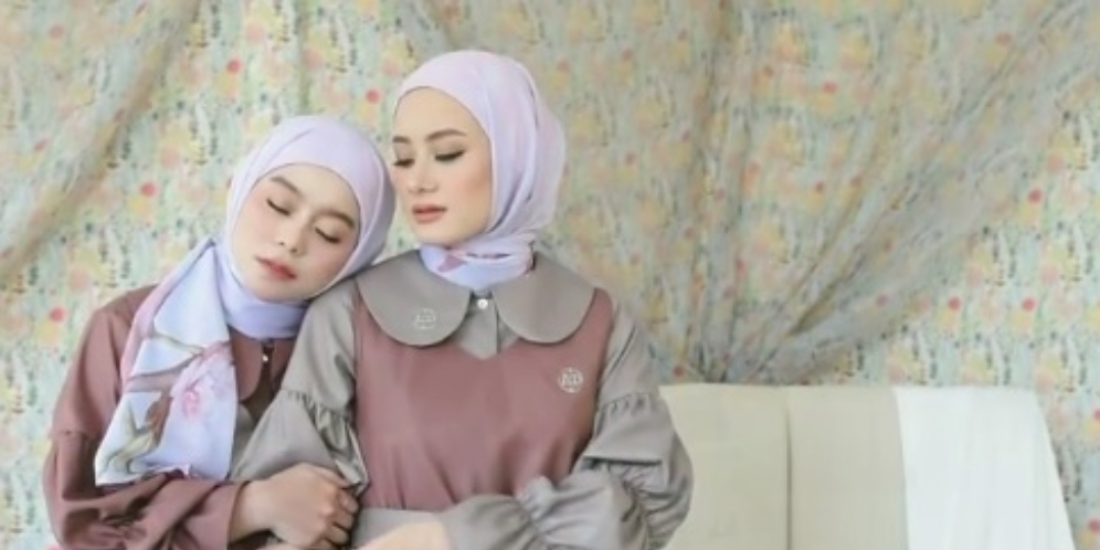 Adu Kompak Kolaborasi Fashion Hijab Lesty Kejora dan Dinda Hauw