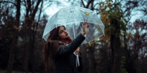 90 Kata-Kata Romantis Tentang Hujan, Membangkitkan Kenangan Masa Lalu