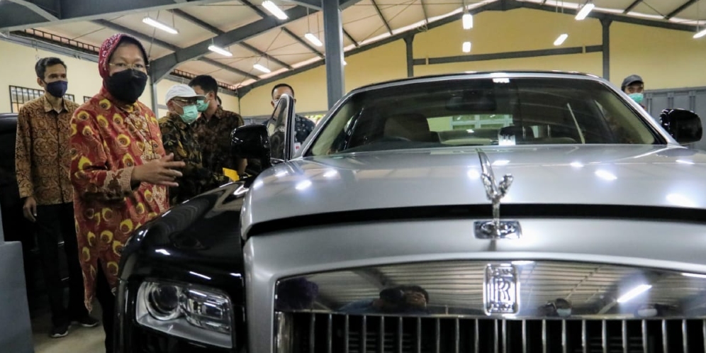 Rolls Royce Ghost Parkir di Kemensos, Mensos Risma Mau Lelang Buat Dana Bencana