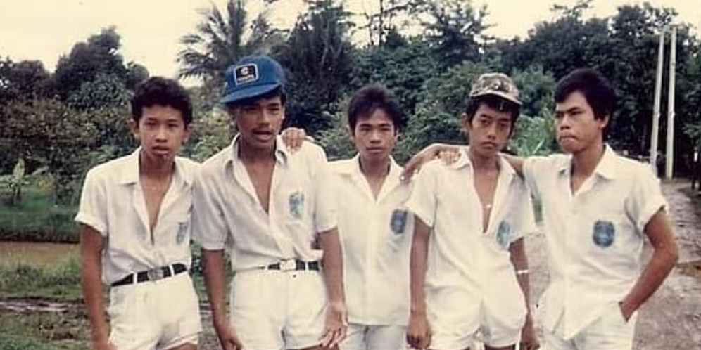 Viral Foto Jadul Pelajar SMP Tahun 80-an: Baju Seragam tapi Wajah Kepala Sekolah