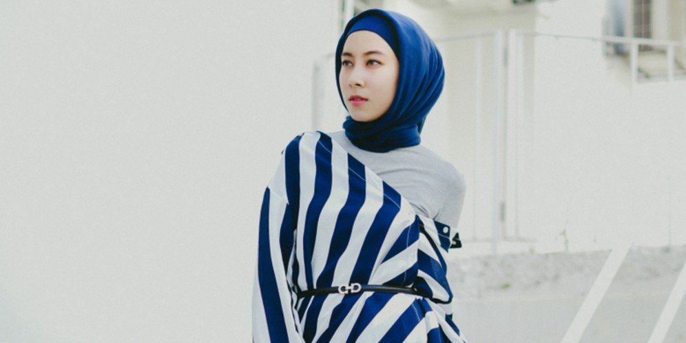 Panduan Gaya 'Off-The-Shoulder' Agar Hijaber Makin Kece