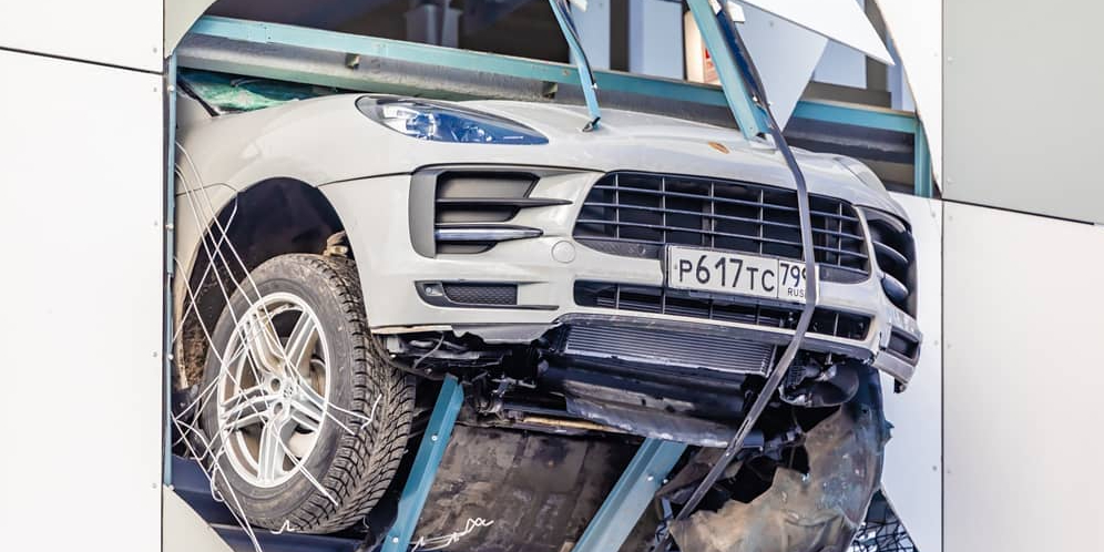 Ngeri! Porsche Macan Nyaris Terjun Bebas dari Gedung Parkiran