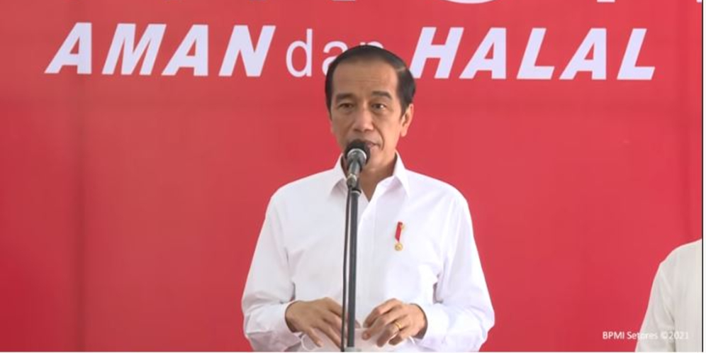 Jokowi: Vaksin AstraZeneca Bakal Dipakai di Pesantren-pesantren Jatim
