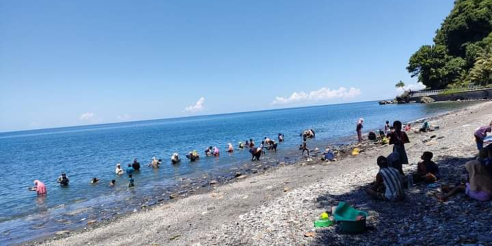 Heboh Temuan Butiran Emas di Pantai Maluku, Warga Ramai Mendulang