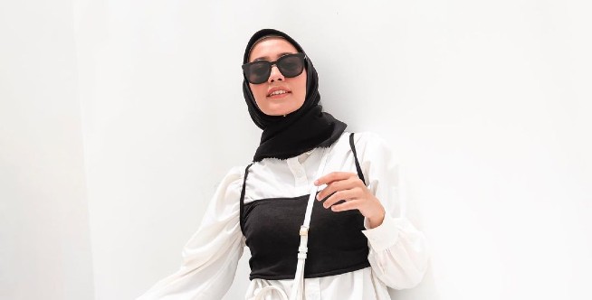 Padu Padan Outfit Hijab dengan Crop Top, Kece Abis!