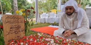 'Kembaran' Syekh Ali Jaber Menangis di Depan Kuburan, Ada Apa?