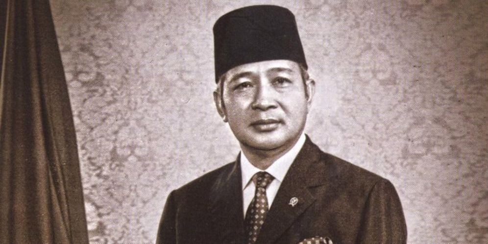 Viral Foto Lawas Presiden Soeharto, Netizen Fokus ke Rokok