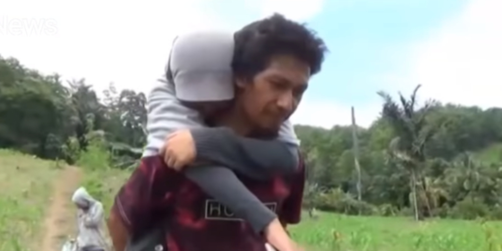 Bawa Tabung Oksigen, Ayah Gendong Anak ke Atas Bukit Demi Sinyal Internet