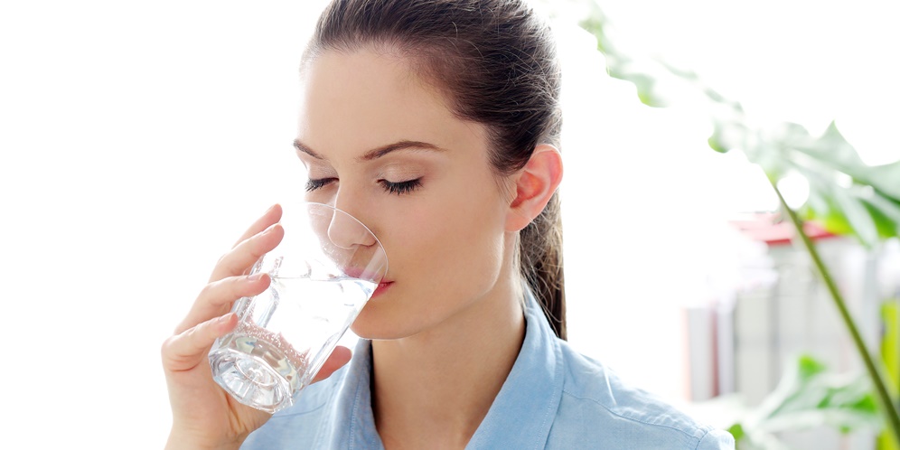 Sering Diabaikan, Ini 10 Manfaat Minum Air Hangat Sebelum Tidur