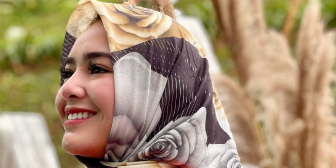 Cantik Banget! 5 Artis Non Muslim Saat Pakai Hijab