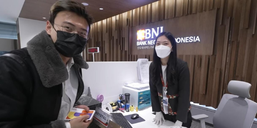 Menilik Keseruan YouTuber Korea Buka Rekening di Bank BUMN di Seoul